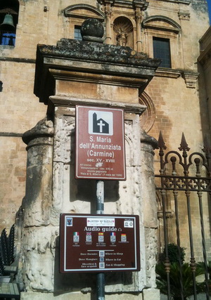 Il pannello con il QR Code posizionato in piazza Matteotti come audio guida per la Chiesa del Carmine